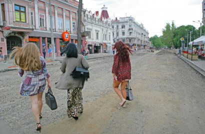 В Одессе продолжается реконструкция улицы Преображенской. Часть ее уже готова к укладке бетонных плит основания трамвайных путей