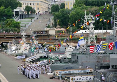 На линейке – боевые корабли