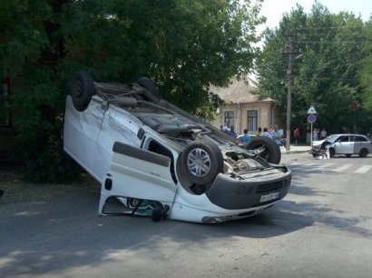 Дуэль микроавтобуса с автомобилем закончилась в пользу последнего