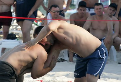 В Одессе прошел открытый кубок спортивного клуба «Мангуст» по пляжной борьбе, приуроченный к 16-летию клуба
