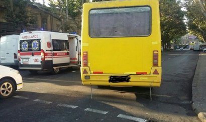 В Одессе маршрутный автобус сбил двух пешеходов