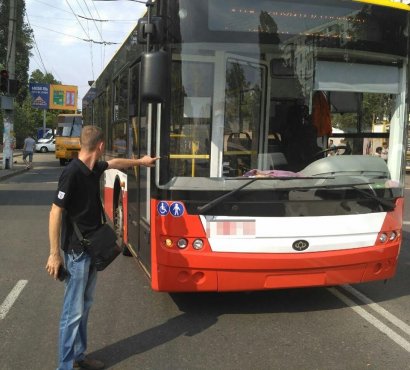 В Киевском районе на проезжей части пешеход столкнулась с… троллейбусом