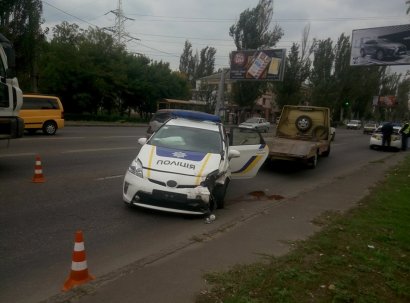 Лобовое столкновение с участием полицейского автомобиля произошло в Одессе