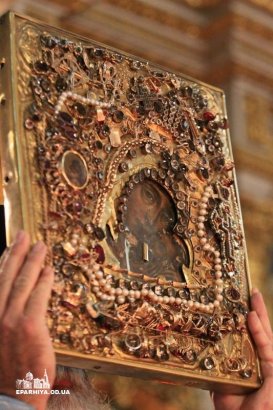 Сегодня православные верующие отмечают один из главных христианских праздников – Покрова Пресвятой Богородицы