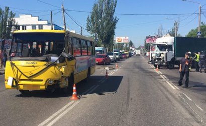 В Одессе грузовик столкнулся с маршруткой