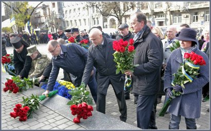 День достоинства и свободы: в Одессе возложили цветы к памятнику Шевченко