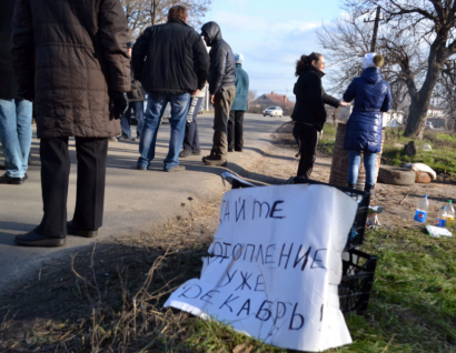 Замерзшие в своих домах жители Шкодовой горы продолжают греться на проезжей части. Уже вторые сутки… 