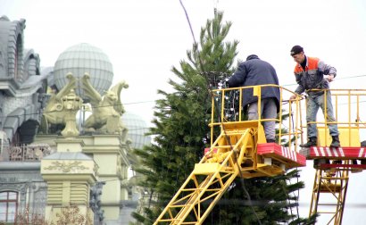 В Одессе установили главную новогоднюю елку на Дерибасовской