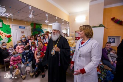 Митрополит Агафангел поздравил маленьких пациентов городских больниц с Рождеством Христовым (Видео)