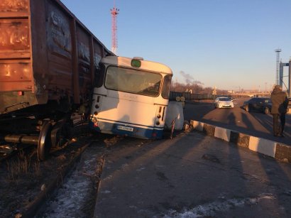 В Черноморске столкнулись поезд с автобусом