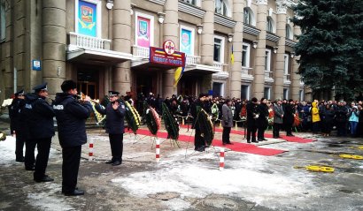 Муниципалитет выделил семье погибшего в ходе перестрелки на улице Новосельского участкового помощь в размере почти ста тысяч гривен