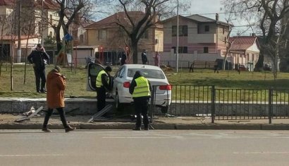 На Фонтане BMW повисла на бордюре сквера