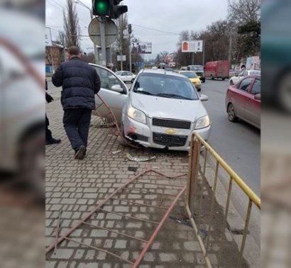 В Одессе иномарка протаранила придорожное ограждение