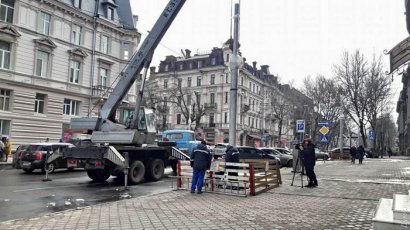 В Одессе демонтируют столбы возле Оперного театра