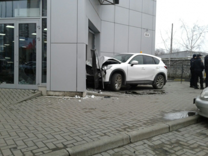 В Одессе автомобиль въехал прямо в автосалон