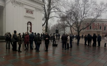 По традиции перед началом сессии перед зданием горсовета прошел митинг