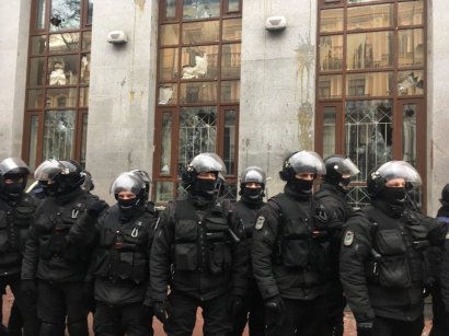 Радикалы из ОУН в Киеве разгромили офис «Сбербанка» и здание Россотрудничества