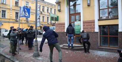 Радикалы из ОУН в Киеве разгромили офис «Сбербанка» и здание Россотрудничества