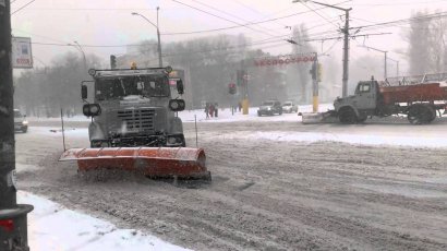 На уборку снега 27 февраля в Одесской области будут задействованы до сотни единиц тяжелой техники, включая военные гусеничные тягачи