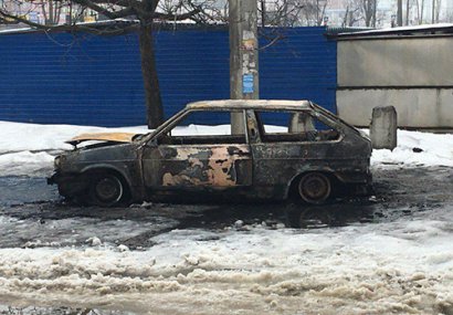 В Одессе загоревшийся автомобиль тушили… снегом