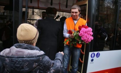 Сегодня в троллейбусе с женщин не берут плату за проезд. А еще дарят цветы