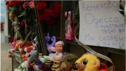 Одесситы продолжают нести цветы и игрушки к Генконсульству России