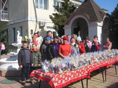 Воспитанниц дома-интерната на Макаренко, 20 поздравили с пасхальными праздниками