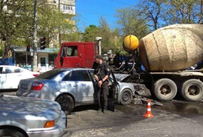 В Одессе иномарка столкнулась с… бетономешалкой