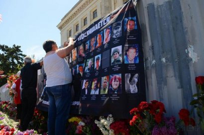 На Куликовом поле спокойно. Одесситы возлагают цветы