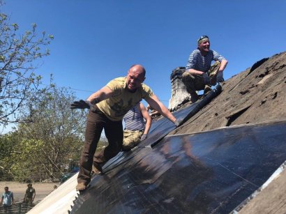 Вместо транспарантов - реальная работа: Социалисты и ветераны АТО восстанавливают дома на Донбассе