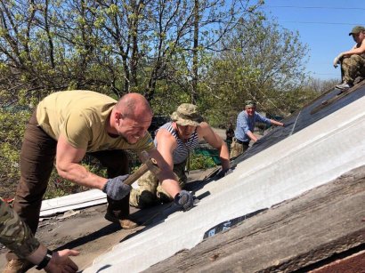 Вместо транспарантов - реальная работа: Социалисты и ветераны АТО восстанавливают дома на Донбассе