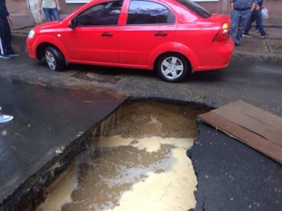 Большой провал дорожного покрытия произошел накануне на улице Дидрихсона