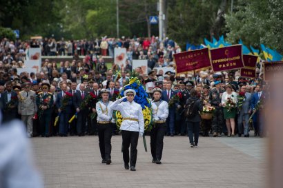Возложение цветов и венков к памятнику Неизвестному матросу  на Аллее Славы в День Победы