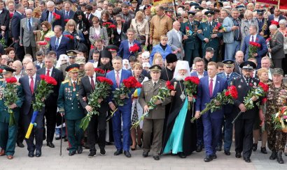 Возложение цветов и венков к памятнику Неизвестному матросу  на Аллее Славы в День Победы