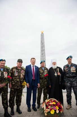 В праздник Великой Победы одесситы возложили цветы к стеле Крылья Победы
