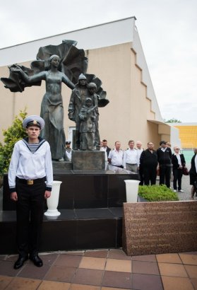 Возложение цветов в День Победы состоялось  у памятника  «Спасенное детство»