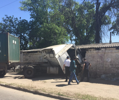 В Одессе грузовик влетел в каменную стену