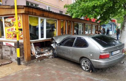 Под Одессой иномарка поцеловалась с …рестораном