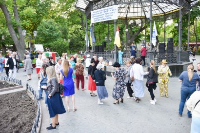 В Ротонде Горсада продолжают звучать песни об Одессе