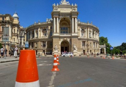 Полиция перекрыла улицу и ждёт президента в центре Одессы