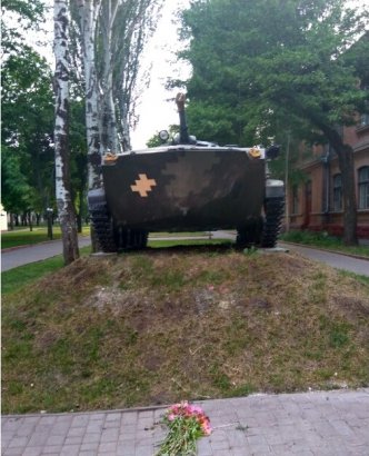 Выпускники Одесской военной академии подрались из-за того, что неизвестные нанесли на памятник боевой машине десанта розовые узоры