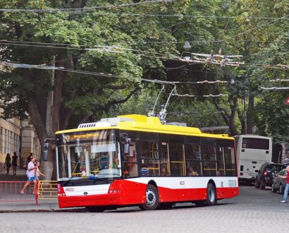 В Одессе из троллейбуса выпала женщина