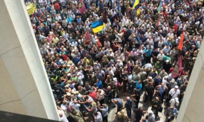 Участники митинга под Верховной Радой утром применили против правоохранителей дубинки и слезоточивый газ