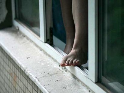 Сегодня утром на поселке Котовского из окна высотки выпала женщина