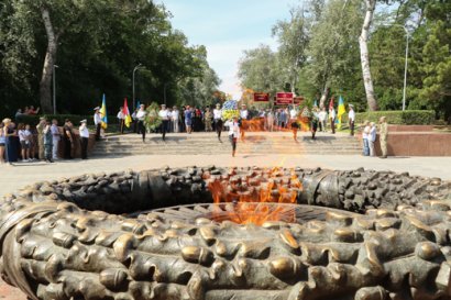 Одесситы  в День скорби и чествования памяти жертв войны возложили цветы к памятнику Неизвестному матросу 