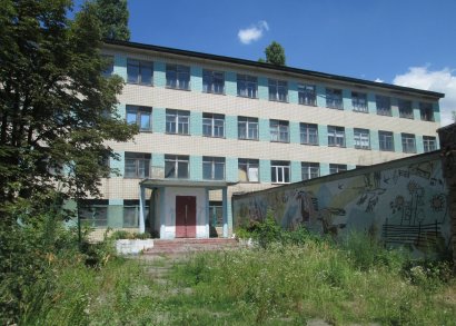 Переселенцы вынуждены выживать в заброшенном интернате и платить огромные счета