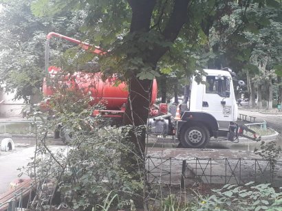 Перманентная борьба одесских коммунальщиков с лужей во дворе по улице Генерала Петрова ФОТО
