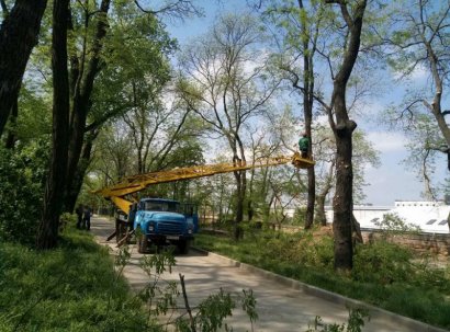 Одесские коммунальщики постепенно обновляют технику, но по-прежнему зависят от спасателей