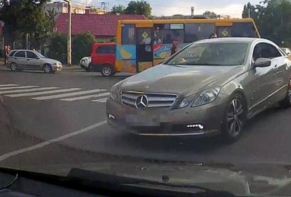 «Mercedes» сбил пенсионерку на пешеходном переходе в Одессе и скрылся