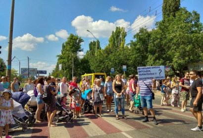 Сотни людей заблокировали Проспект Небесной сотни